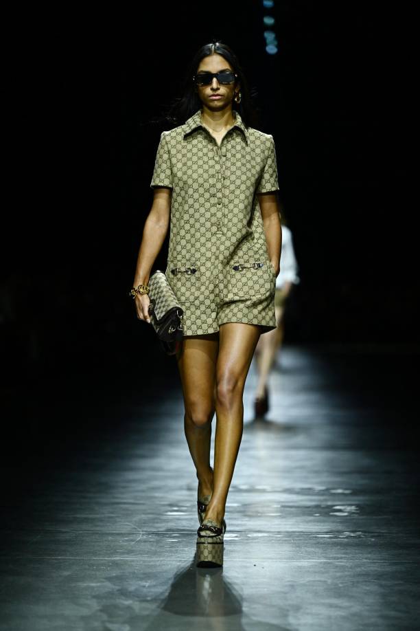 Los riffs de los arquetipos de vestuario (la camiseta sin mangas, la sudadera con capucha, los jeans, la sastrería) se encontraron con vestidos de muñeca adornados con cristales o prendas de abrigo recubiertas con borlas de metal reluciente.