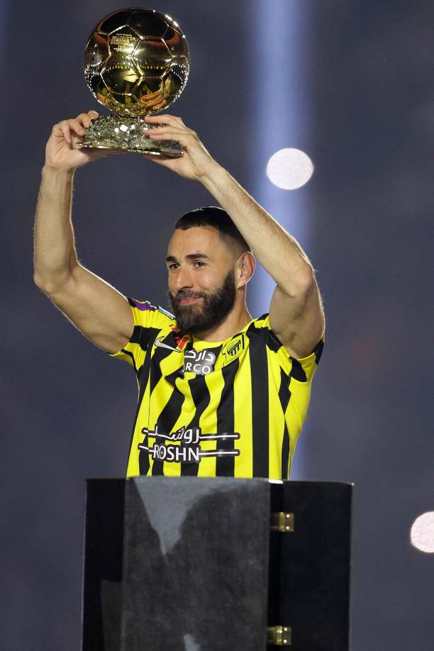 Karim Benzema mostró su Balón de Oro, que ganó en 2022, a los aficionados del Al-Ittihad.