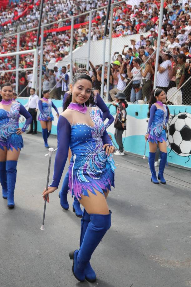 Génesis forma parte del cuadro de palillonas del Instituto Central Vicente Cáceres. 