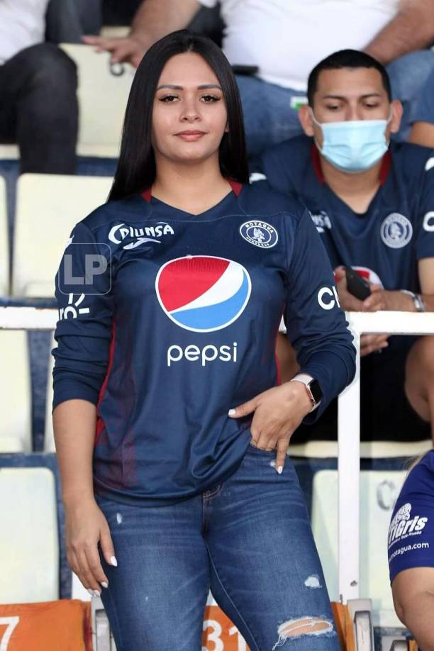 Una bella chica, bien identificada con los colores del Motagua.