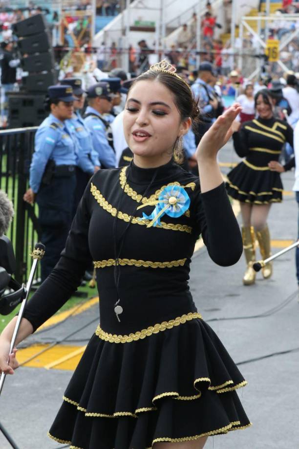 Además, lució un llamativo traje de color negro con detalles dorados. 