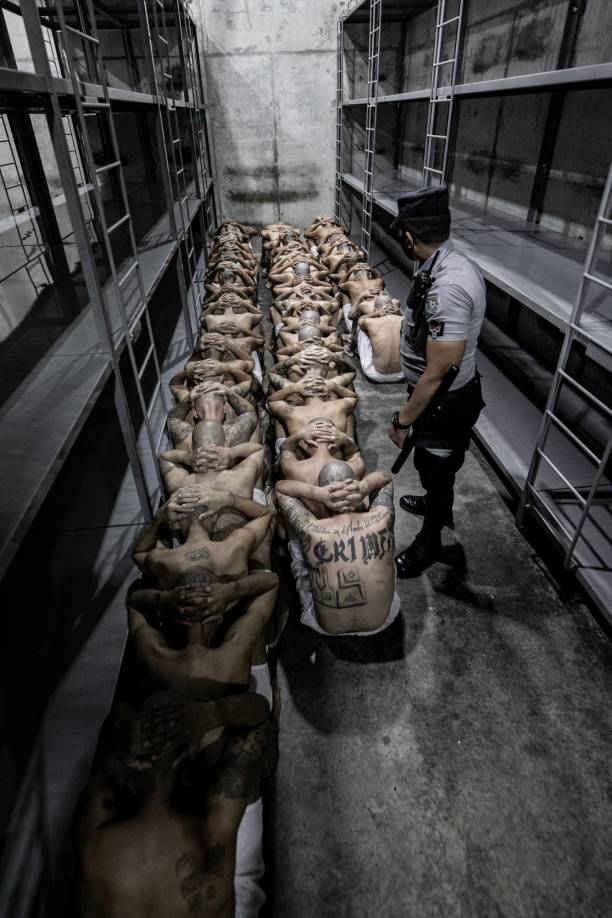  Los reos, que son vigilados por 250 policías y 600 militares, duermen en literas de láminas de acero, sin colchón ni almohada.