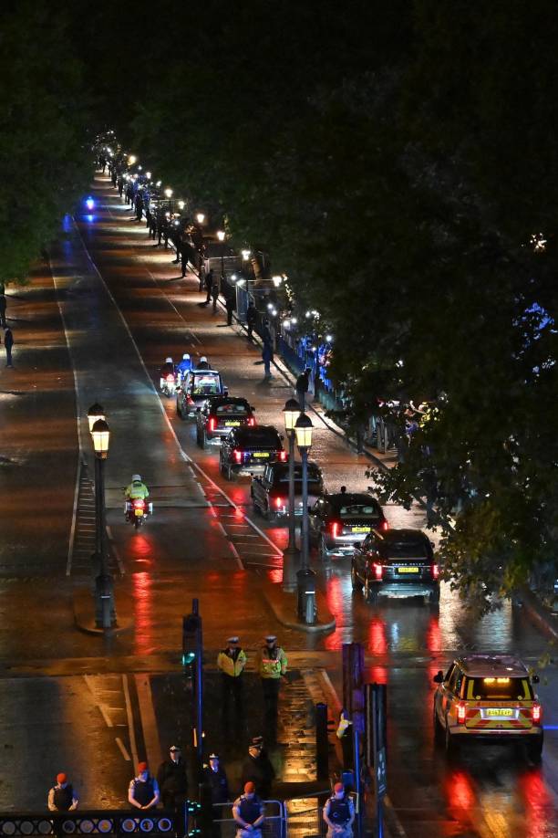 Tras pasar la noche en el salón Bow Room del Palacio de Buckingham rodeada de los suyos, el miércoles por la tarde será llevada en procesión hasta Westminster Hall, la parte más antigua del edificio que acoge al Parlamento británico.