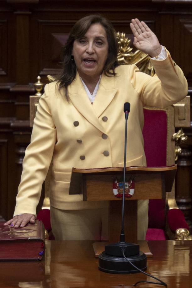 Boluarte, de 60 años y de cuya vida personal no se conocen muchos detalles, fue elegida como primera vicepresidenta de la República en la fórmula presidencial del partido marxista Perú Libre, que el año pasado postuló a Pedro Castillo a la jefatura del Estado del país, y del cual fue expulsada por diferencias políticas con sus dirigentes.