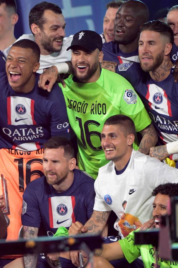 Neymar compartió con sus compañeros en la coronación del PSG como campeón de la Ligue 1.