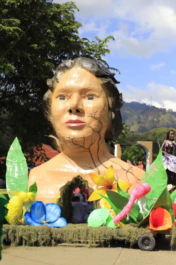 Ayer se realizaron presentaciones folclóricas de diferentes grupos del país, pero el evento especial fue la visita de la presidenta Xiomara Castro, quien acompañada de la comitiva presidencial, se deleitó observando las llamativas chimeneas. Fue recibida con abrazos por parte del pueblo triniteco. 