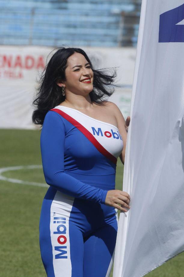 Las hermosas edecanes también robaron suspiros en el Estadio Olímpico de San Pedro Sula. 