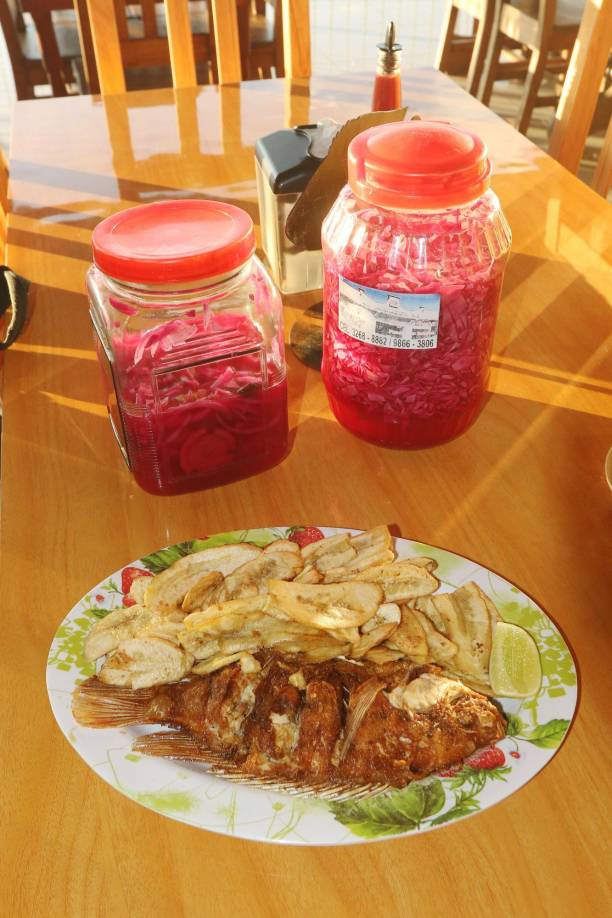 Uno de los mayores encantos gastronómicos del Lago de Yojoa es su delicioso pescado frito, el cual es único en el país.
