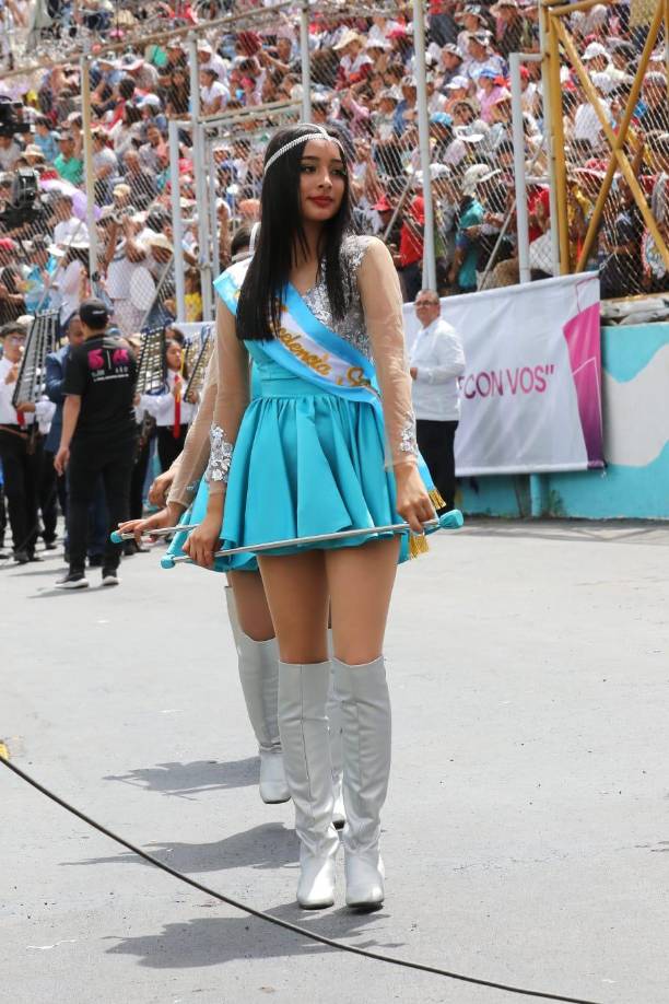 La jovencita lució un traje azul turquesa, en alusión a los colores de nuestra Bandera Nacional. 