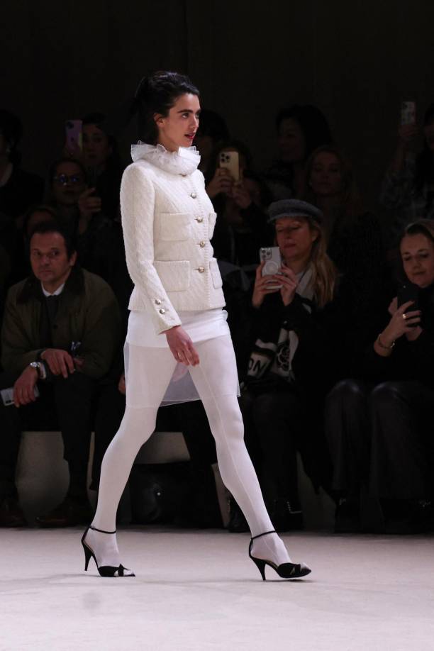 La actriz y modelo Margaret Qualley, hija de Andie MacDowell, desfiló para la ocasión, con un conjunto completamente blanco con cuello pierrot.