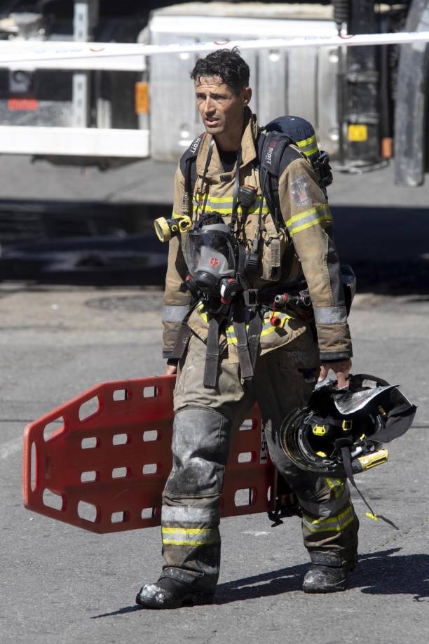 Según las últimas informaciones el fuego se inició a primera hora del día en el primer local y se propagó a las dos discotecas contiguas, por lo que la Policía no descarta que se puedan encontrar más fallecidos.”Es mi hija y no he vuelto a saber nada de ella. Tampoco de su novio”, indicó Jairo después de poner el audio entrecortado en el que la joven se despide de la familia y explica que se han quedado sin luz.
