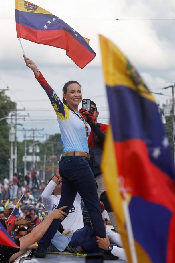 Machado (Caracas, 56 años) recorre el país con la bandera del “cambio” tras 25 años de gobiernos chavistas y un acumulado de decepciones de la dirigencia opositora tradicional, de la que muchas veces marcó distancia e incluso fue factor divisor. 