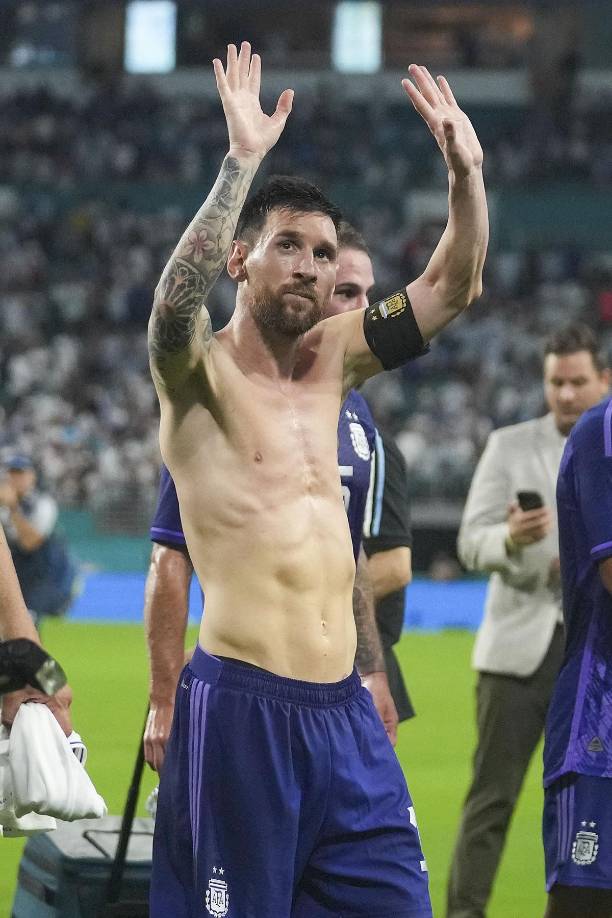 Lionel Messi se fue al vestuario torso desnudo y saludando a los aficionados en el Hard Rock Stadium de Miami.