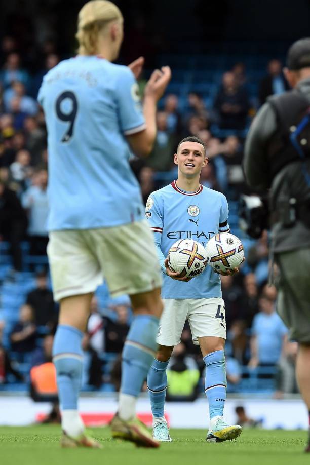 Phil Foden buscó dos balones para compartir uno con Erling Haaland, ambos marcaron un hat-trick.