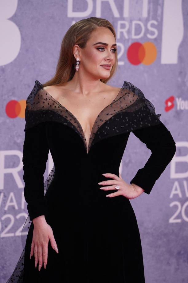 La estrella del pop, de 33 años, se llevó a casa los tres galardones más importantes de los Brit Awards, equivalentes al Grammy en Reino Unido: Artista del Año, Álbum del Año (por su cuarto disco, 30) y Canción del Año (“Easy On Me”).