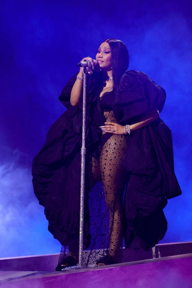 En el escenario Nicki Minaj optó por un conjunto negro de dos piezas con un abrigo voluminoso y debajo portó un body.