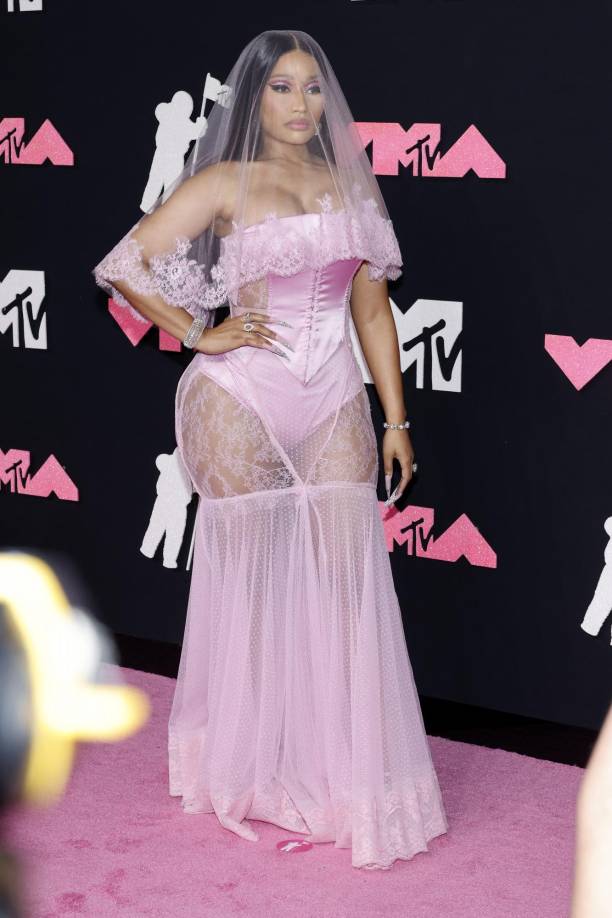 Nicki Minaj llegó en la alfombra roja de rosa con un conjunto al estilo lencería.