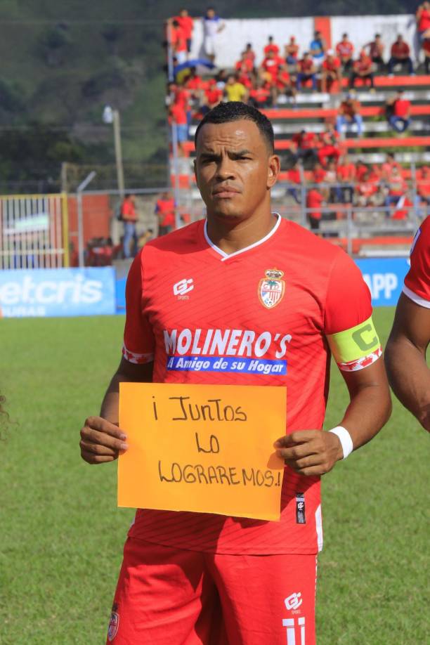 Los jugadores portaron carteles como disculpa tras los hechos ocurridos y por la lucha de mantenerse en la Primera División.