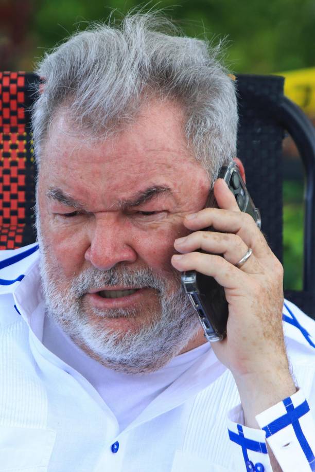 El libro “Ikigai” explora el concepto japonés que combina la felicidad de estar siempre ocupado con la satisfacción de tener un propósito en la vida. Los autores viajan a Okinawa, una región conocida por la longevidad de sus habitantes, para descubrir los secretos de una vida larga y feliz. En su viaje, entrevistan a numerosos centenarios y observan sus rutinas y filosofías de vida.