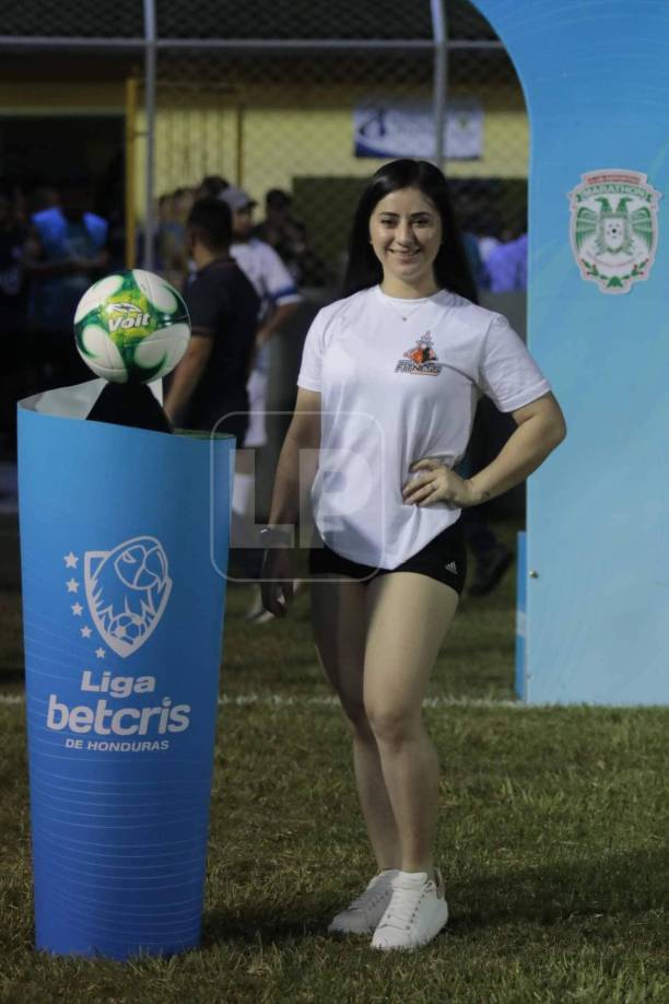 Nos trasladamos al estadio Humberto Micheletti y aquí esta bella joven engalanó con su belleza el juego Honduras Progreso vs Marathón.