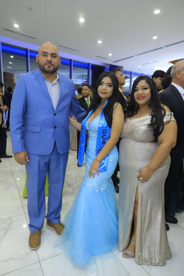 Roberto Aguilar, Isabella Aguilar y Carolina Andino