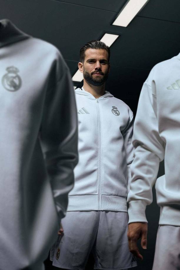 La presencia de Nacho Fernández en el lanzamiento de la nueva indumentaria sorprende, ya que estaba en duda su continuidad, pero el defensa con esto confirma que se va a quedar en el Real Madrid.