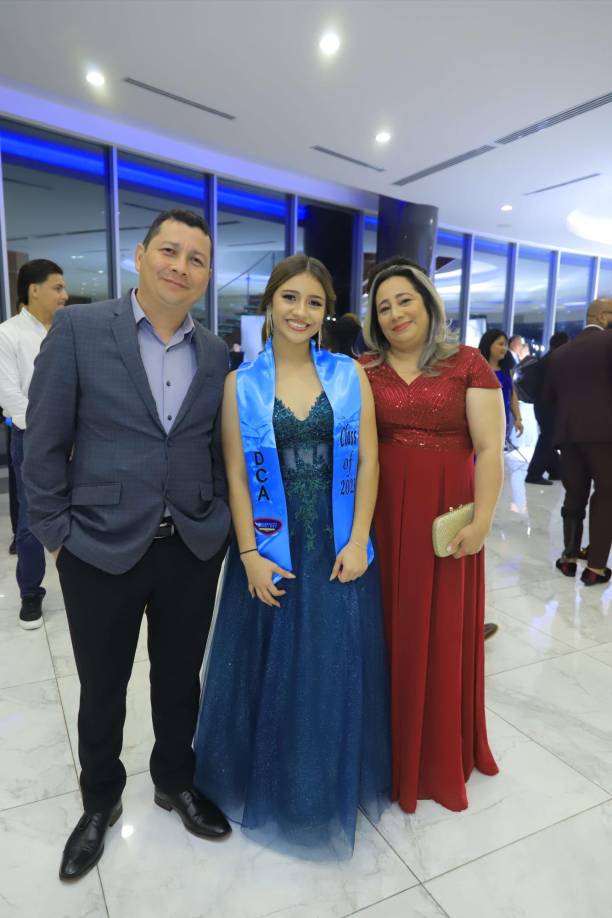 Milton Morales, Nathalie Morales y Karen Arias