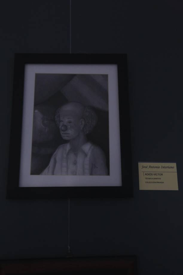 ”Adiós, Victor” también fue realizada por José Interiano, en este caso, aplicando la técnica grafito. 