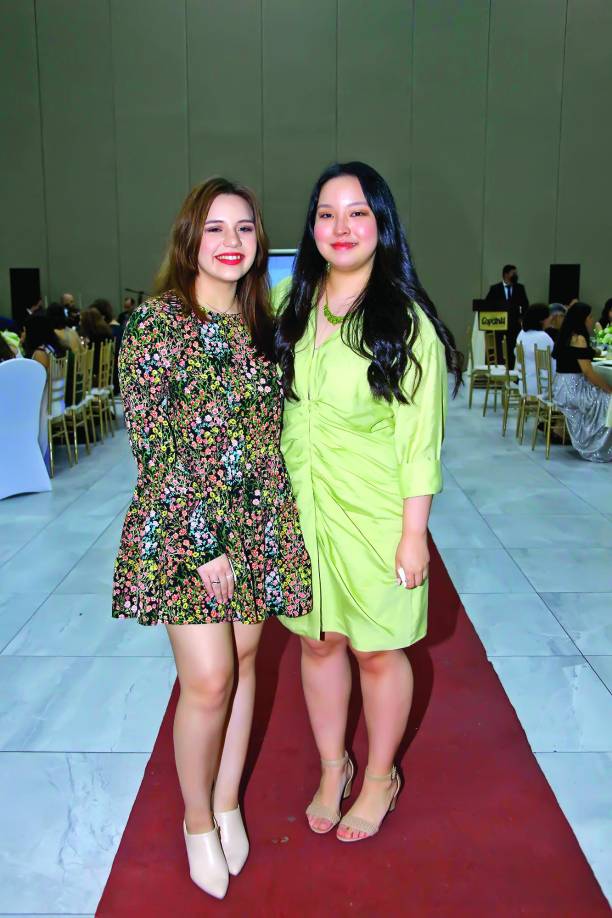 Elizabeth Corrales y Jessica Kang