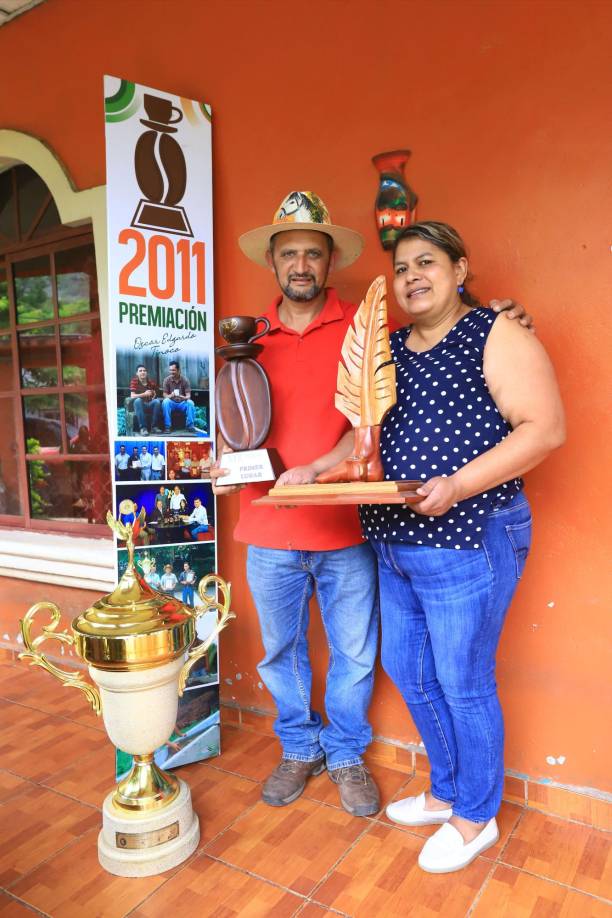 Edgardo Tinoco y su esposa Nora Mejía, con quien lleva 23 años de matrimonio y procreó cuatro hijos.