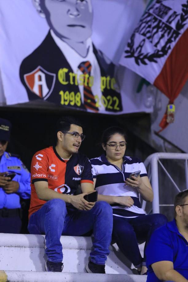 Kevin Madrid no la pasó nada bien ya que presenció en directo la paliza de su amado Atlas en San Pedro Sula.