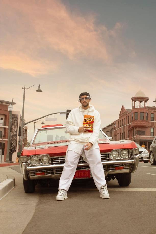 El nuevo logro amplía su alcance a 78 top 10 a lo largo de siete años calendario, remontándose a su primero en 2017. “EL CLúB”, junto con su respectivo video musical, se lanzó el 5 de diciembre bajo Rimas Entertainment. La canción arranca en el No. 2 como Hot Shot Debut de la semana en gran parte debido a su actividad de streaming, con 9,5 millones de reproducciones oficiales en Estados Unidos en la semana de seguimiento del 6 al 12 de diciembre, según Luminate. 