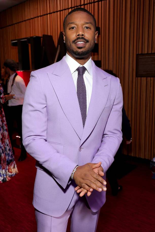 El guapo actor Michael B. Jordan , quien fue el hombre más sexy de la revista People en 2020, sigue robando suspiros y esta vez lo hizo con este traje Tom Ford en tono lila.