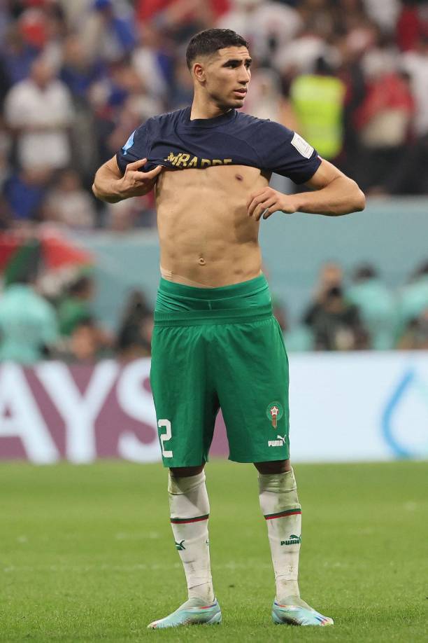 Achraf Hakimi se puso la camiseta de Kylian Mbappé.