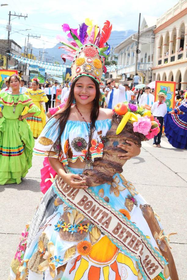 Fervor y amor patrio en los desfiles de La Ceiba