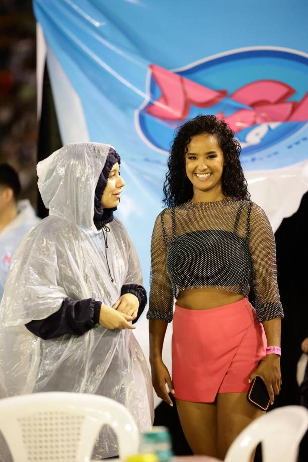 Esta bella jovencita encantó con su belleza y sonrisa, al percatarse de que estaba siendo fotografiada por LA PRENSA, no dudó en posar.