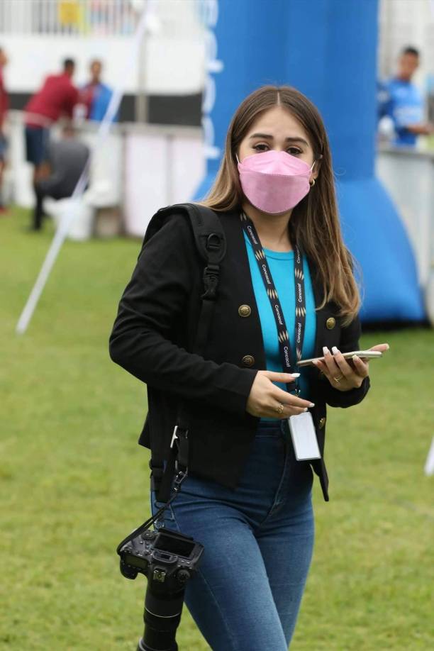 La guapa periodista Karla López llegó a la final de ida del fútbol hondureño.