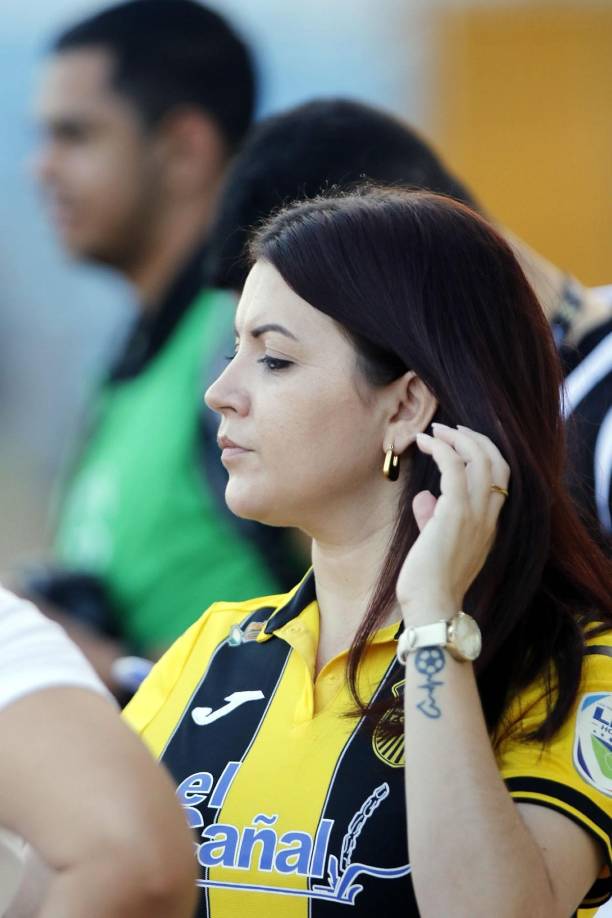 Esta linda aficionada españolista de corazón, de nombre Lizeth Fajardo, no se perdió el clásico ante Motagua.