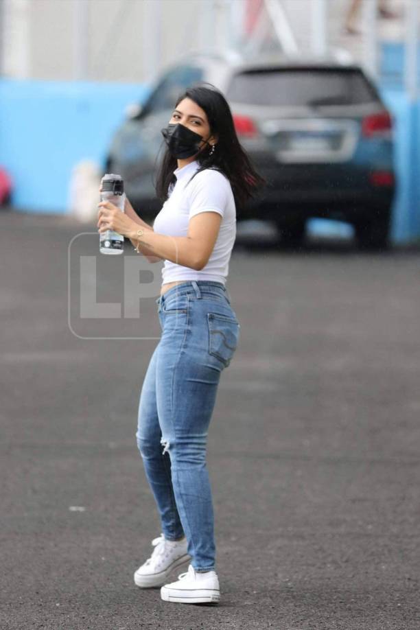 Otra de las hermosas chicas que robó suspiros en el estadio Nacional Chelato Uclés.