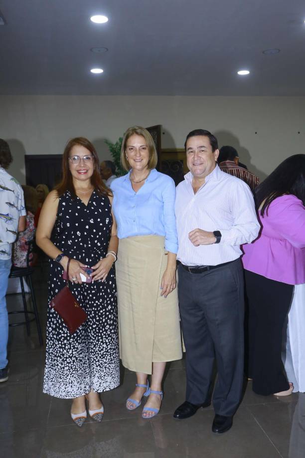 Carla Pantoja junto a Nora y Jesús Medina