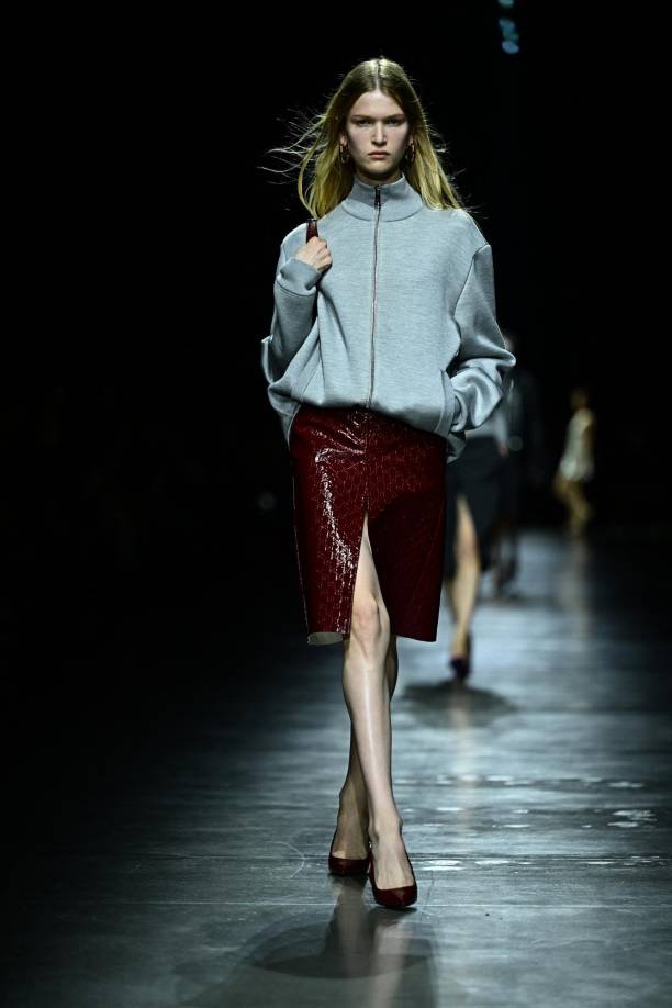 Sabato De Sarno llamó a su primera colección de Gucci ‘Ancora’, traducción que la casa traduce al inglés como ‘ahora, también entonces’. La colección también vio la introducción de ‘Ancora Rosso’, un tono rojo estilo sangre de buey que se repitió en todas partes y se inspiró en los interiores del Hotel Savoy de Londres (el fundador Guccio Gucci trabajó allí como botones antes de comenzar la casa).