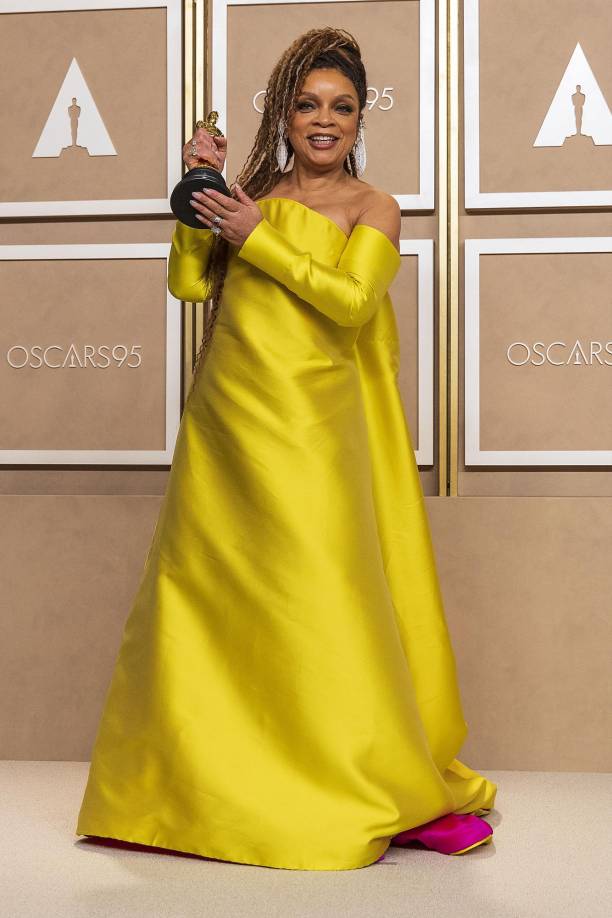  Ruth Carter posa con su premio Óscar a Mejor Diseño de Vestuario por la película "Pantera Negra: Wakanda Forever".