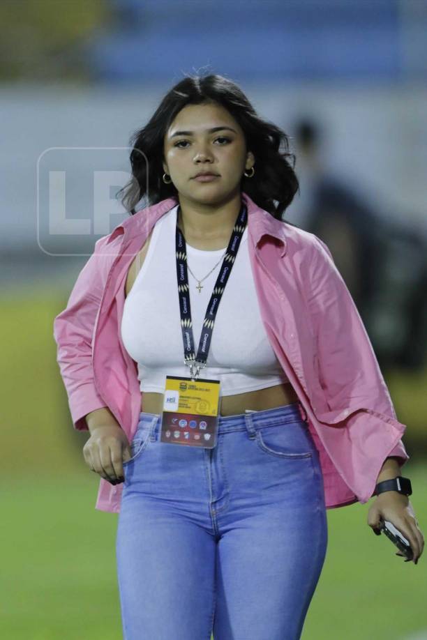 Desired Majano se hizo presente al duelo Real España vs Vida. Fue una de las chicas que llamó la atención en el estadio Morazán.