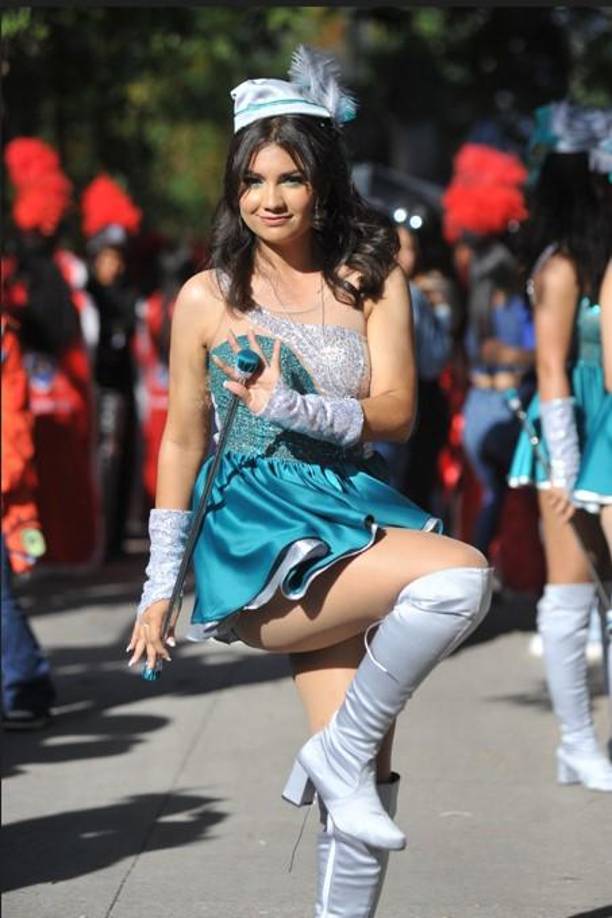 Kimberly Flores y sus compañeras del Instituto Jesús Milla Selva se han convertido en verdaderas embajadoras de la elegancia.