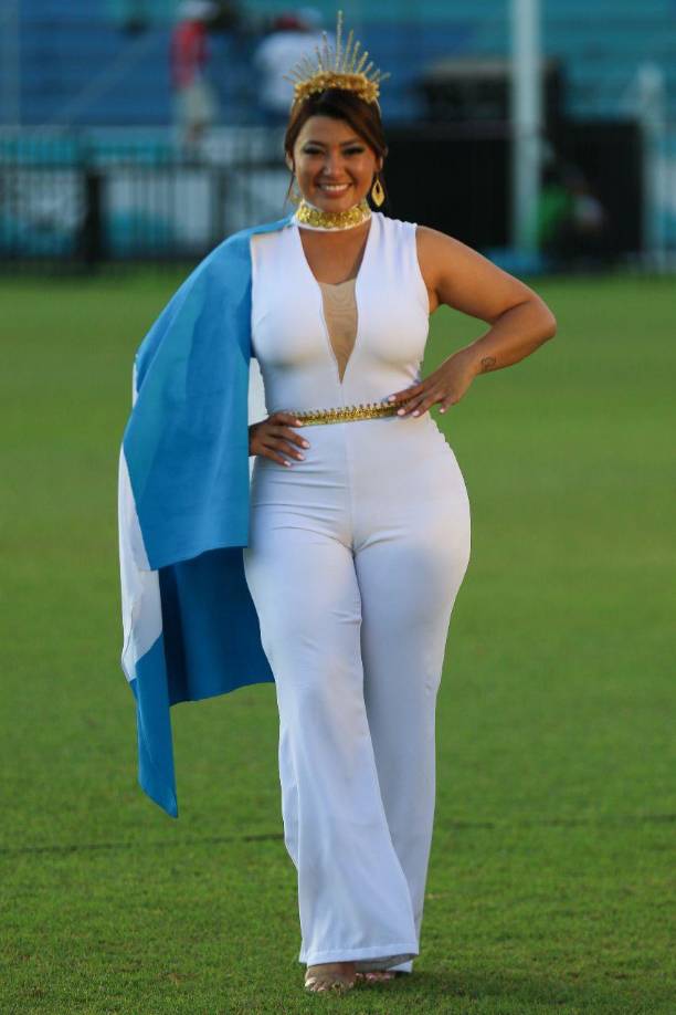 Y en esta ocasión luce muy elegante distinguida. 