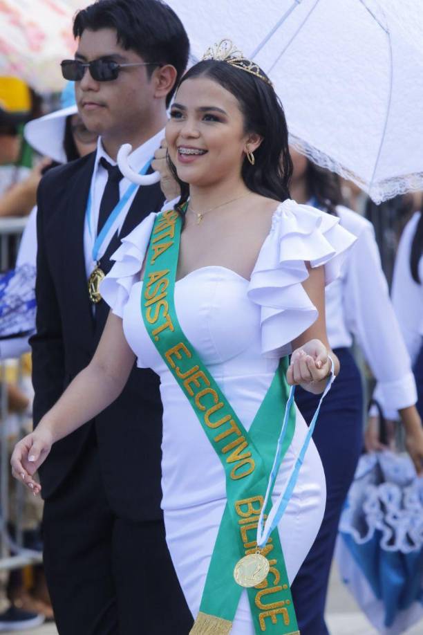 La señorita asistente ejecutiva bilingüe fue una de las que más suspiro sacó.