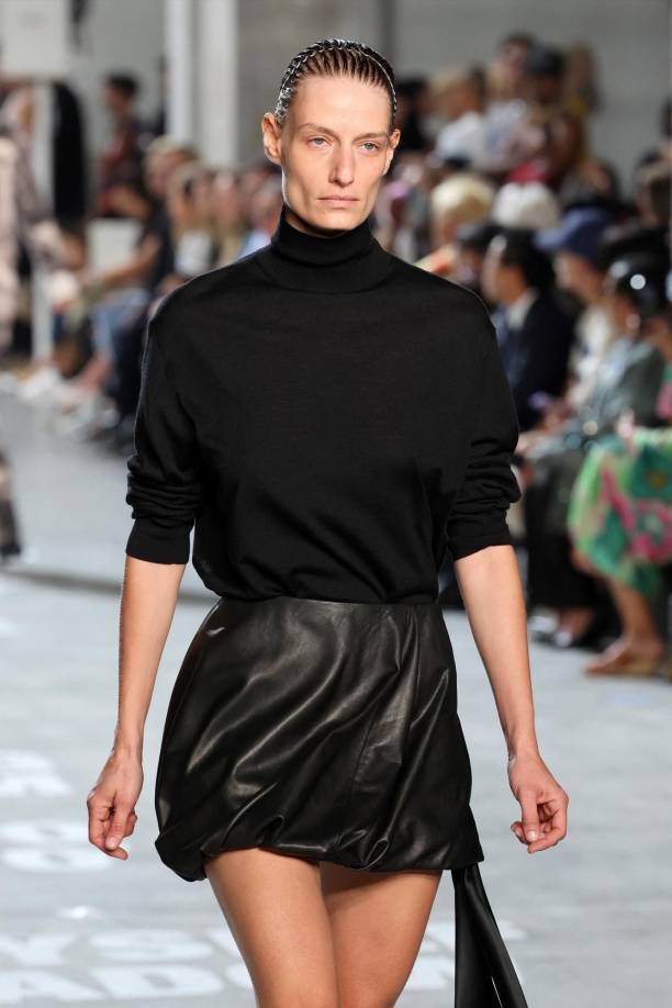 NEW YORK, NEW YORK - SEPTEMBER 08: A model walks the runway at the Helmut Lang fashion show during New York Fashion Week - September 2023: The Shows on September 08, 2023 in New York City. Cindy Ord/Getty Images/AFP (Photo by Cindy Ord / GETTY IMAGES NORTH AMERICA / Getty Images via AFP)