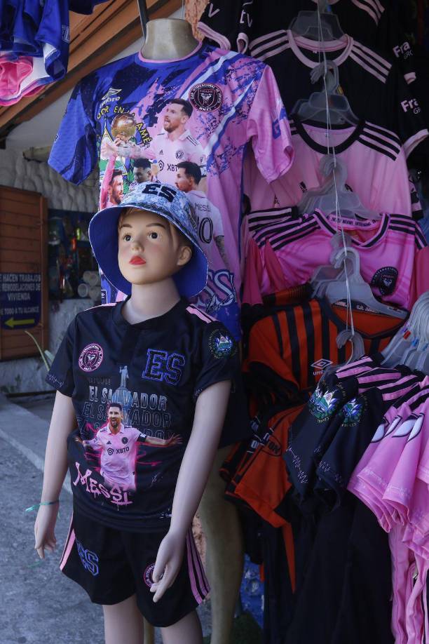 La fiebre por Lionel Messi y el Inter Miami donde también milita el hondureño David Ruiz, se ha intensificado en las últimas horas en El Salvador.