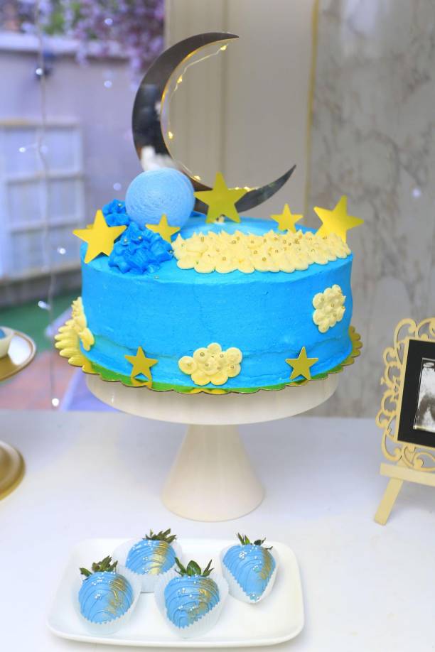 Mientras que las estrellas y una luna dorada fueron sinónimo de abundancia, prosperidad y bienestar que traerá su llegada.