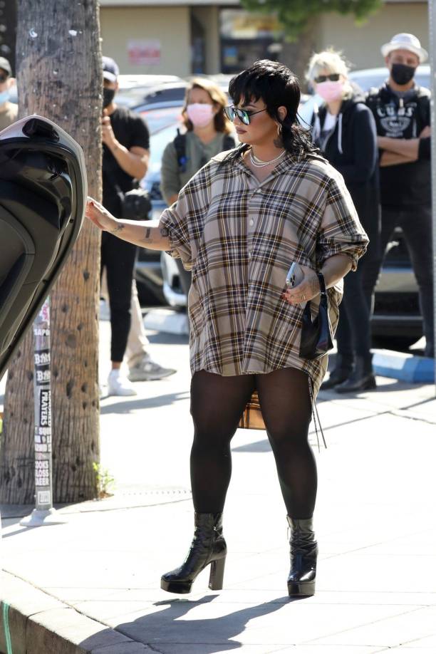 Lovato, quien también asegura que ha tenido encuentros con extraterrestres, luce una imagen desaliñada.